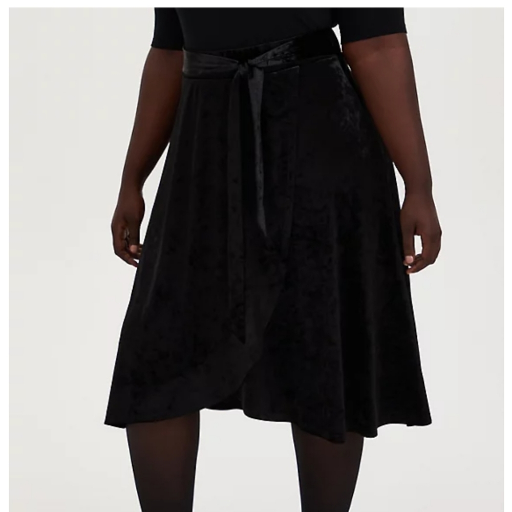 Torrid crushed Velevt tie skirt.